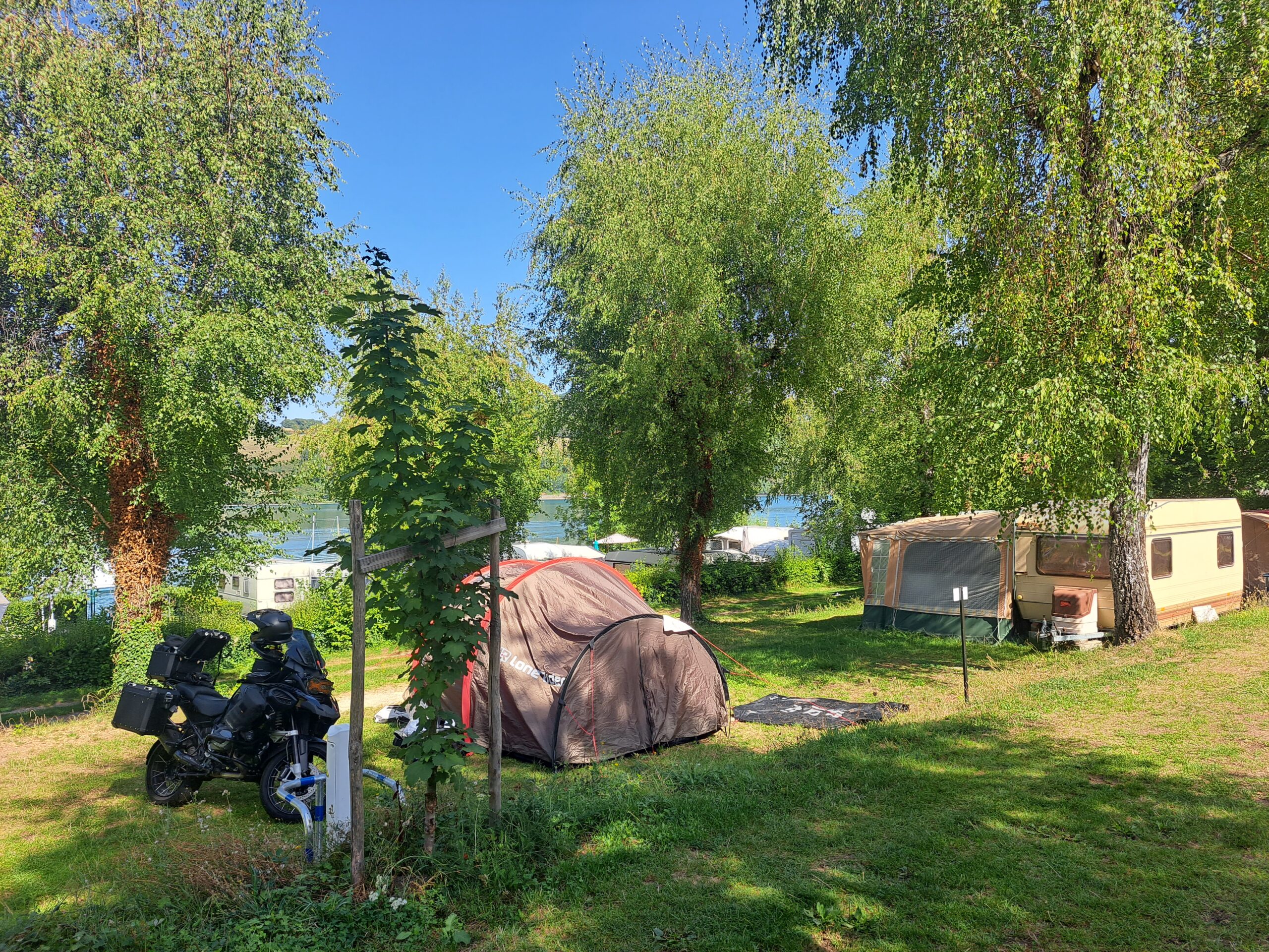 emplacement tente, moto camping bord du lac